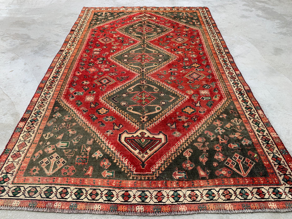 Vintage handgeknoopt Perzisch wollen tapijt 241 x 150 cm – Tribaal rood / olijfgroen accentkleed – KBHM-1163