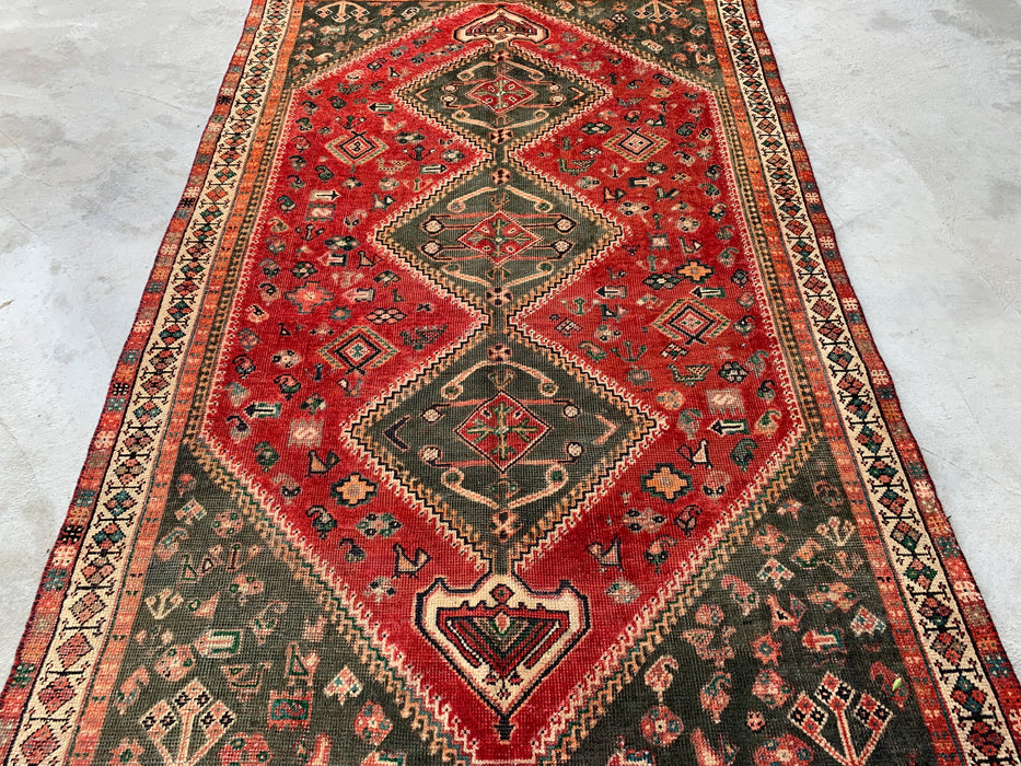 Vintage handgeknoopt Perzisch wollen tapijt 241 x 150 cm – Tribaal rood / olijfgroen accentkleed – KBHM-1163