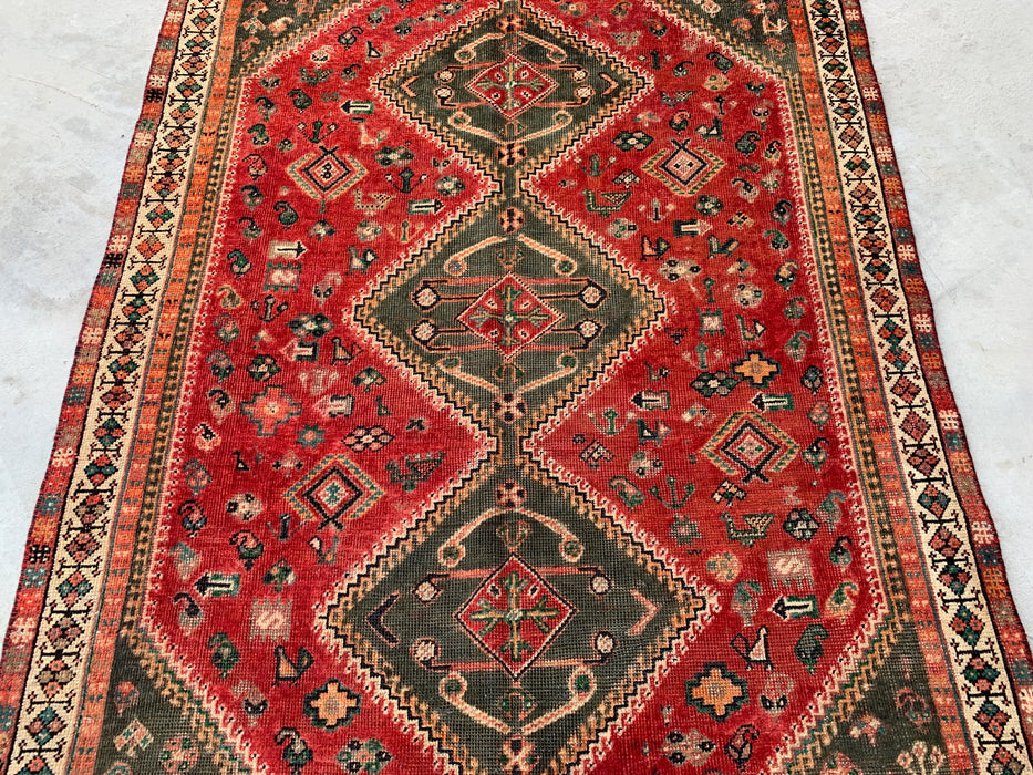 Vintage handgeknoopt Perzisch wollen tapijt 241 x 150 cm – Tribaal rood / olijfgroen accentkleed – KBHM-1163