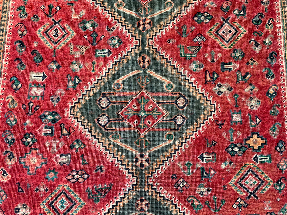 Vintage handgeknoopt Perzisch wollen tapijt 241 x 150 cm – Tribaal rood / olijfgroen accentkleed – KBHM-1163