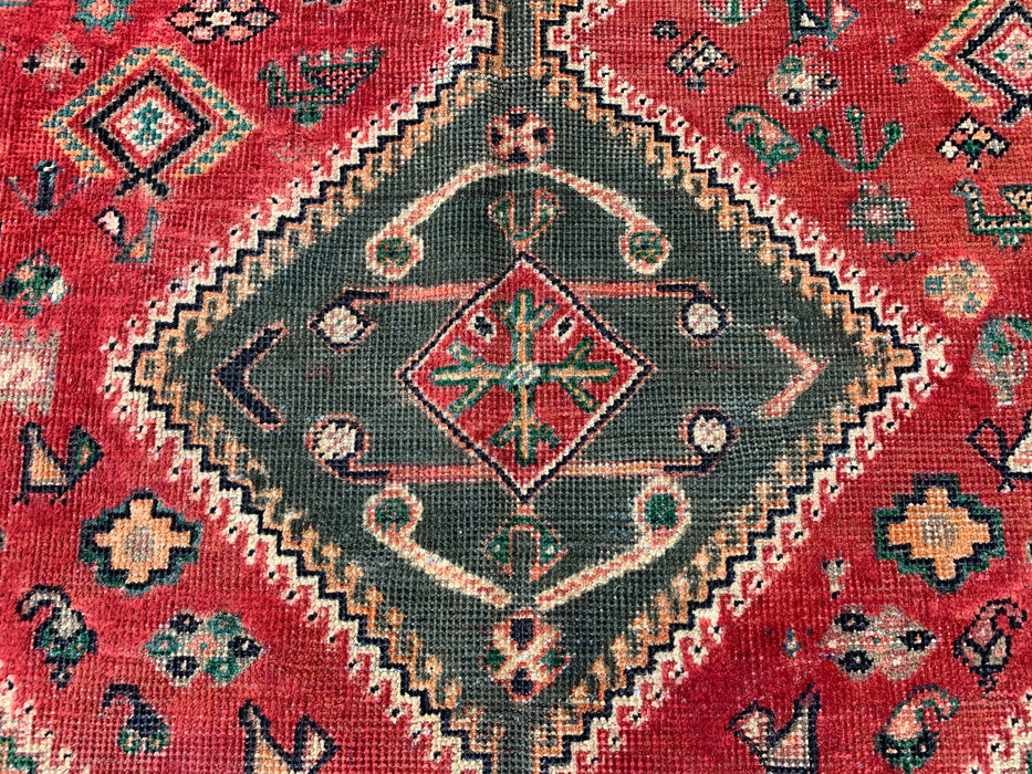 Vintage handgeknoopt Perzisch wollen tapijt 241 x 150 cm – Tribaal rood / olijfgroen accentkleed – KBHM-1163
