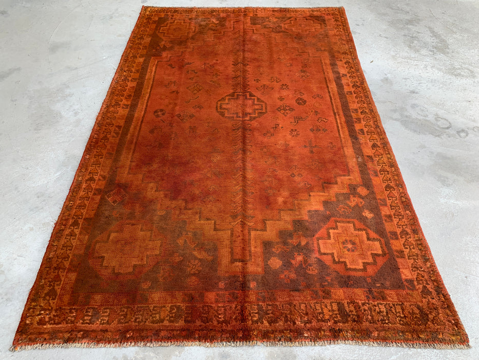 Vintage handgeknoopt Perzisch wollen tapijt 236 x 150 cm – Overdyed roestoranje vloerkleed – KBHM-1164