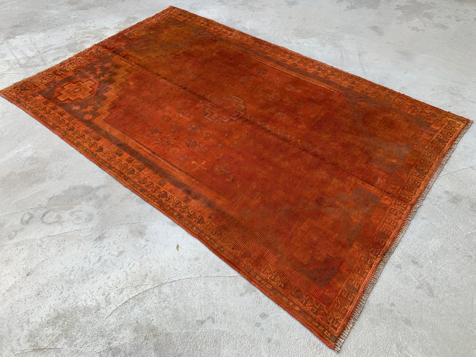 Vintage handgeknoopt Perzisch wollen tapijt 236 x 150 cm – Overdyed roestoranje vloerkleed – KBHM-1164
