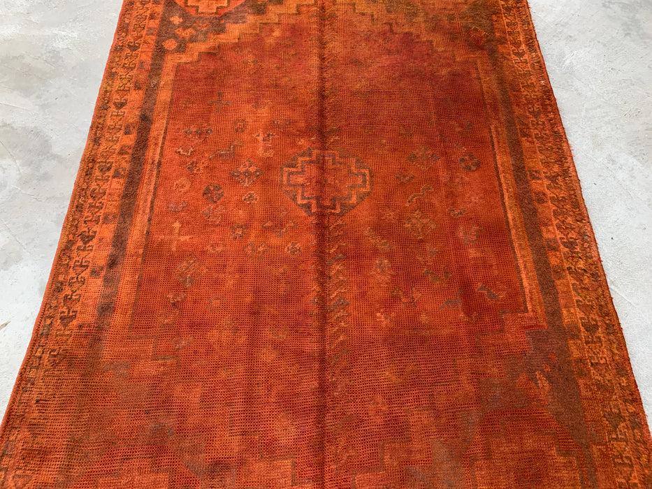 Vintage handgeknoopt Perzisch wollen tapijt 236 x 150 cm – Overdyed roestoranje vloerkleed – KBHM-1164