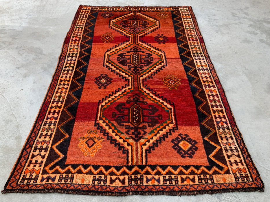 251 x 157 cm handgeknoopt Perzisch wollen tapijt in roest, perzik, bruin & ivoor met tribaal geometrisch ontwerp | KBHM-1167