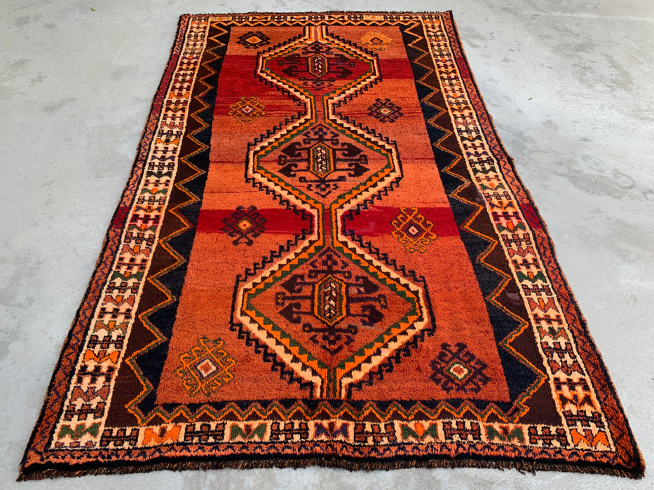 251 x 157 cm handgeknoopt Perzisch wollen tapijt in roest, perzik, bruin & ivoor met tribaal geometrisch ontwerp | KBHM-1167