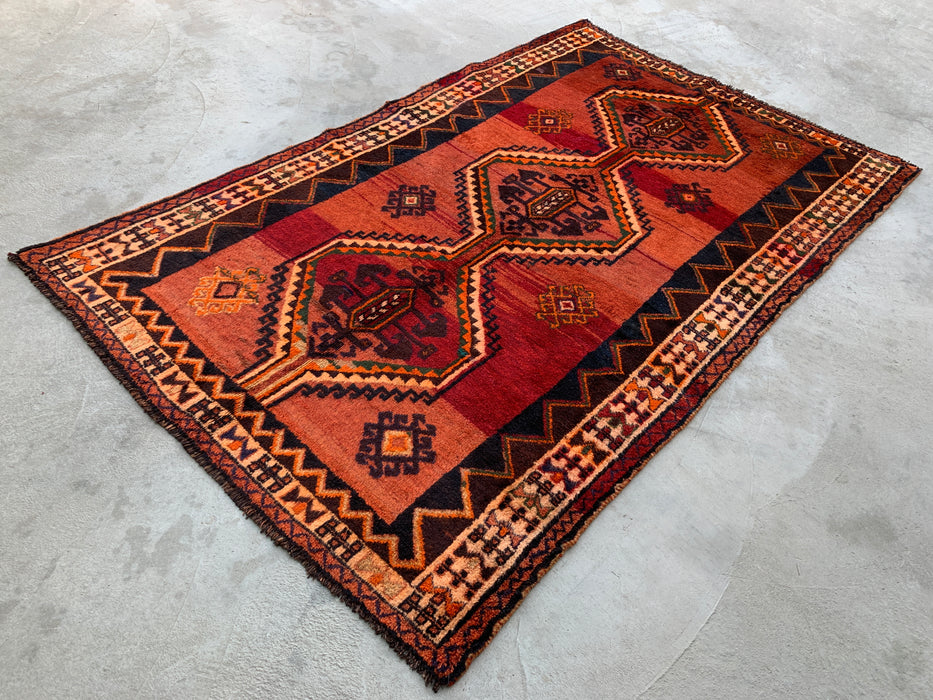 251 x 157 cm handgeknoopt Perzisch wollen tapijt in roest, perzik, bruin & ivoor met tribaal geometrisch ontwerp | KBHM-1167