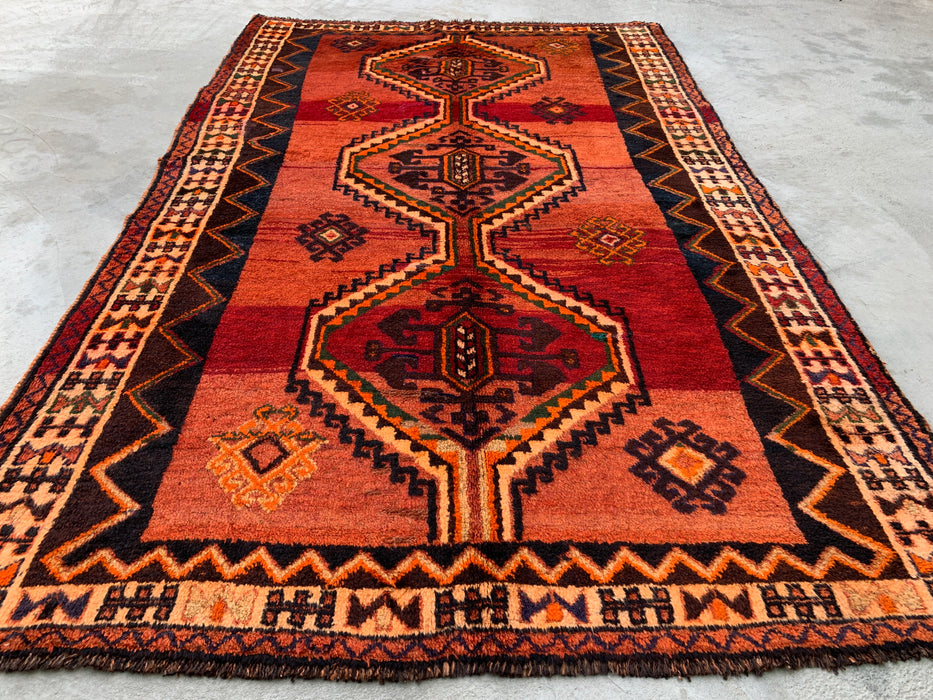 251 x 157 cm handgeknoopt Perzisch wollen tapijt in roest, perzik, bruin & ivoor met tribaal geometrisch ontwerp | KBHM-1167