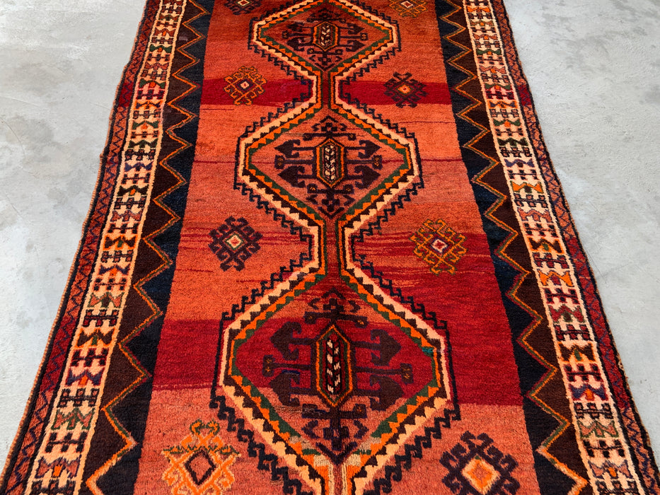 251 x 157 cm handgeknoopt Perzisch wollen tapijt in roest, perzik, bruin & ivoor met tribaal geometrisch ontwerp | KBHM-1167