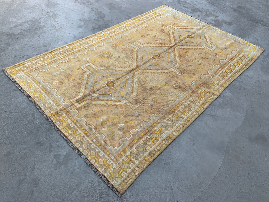 Handgeknoopt Perzisch wollen vloerkleed 239 x 155 cm, beige, ivoor & zachtgeel tribaal medaillon karpet - KBHM-1173