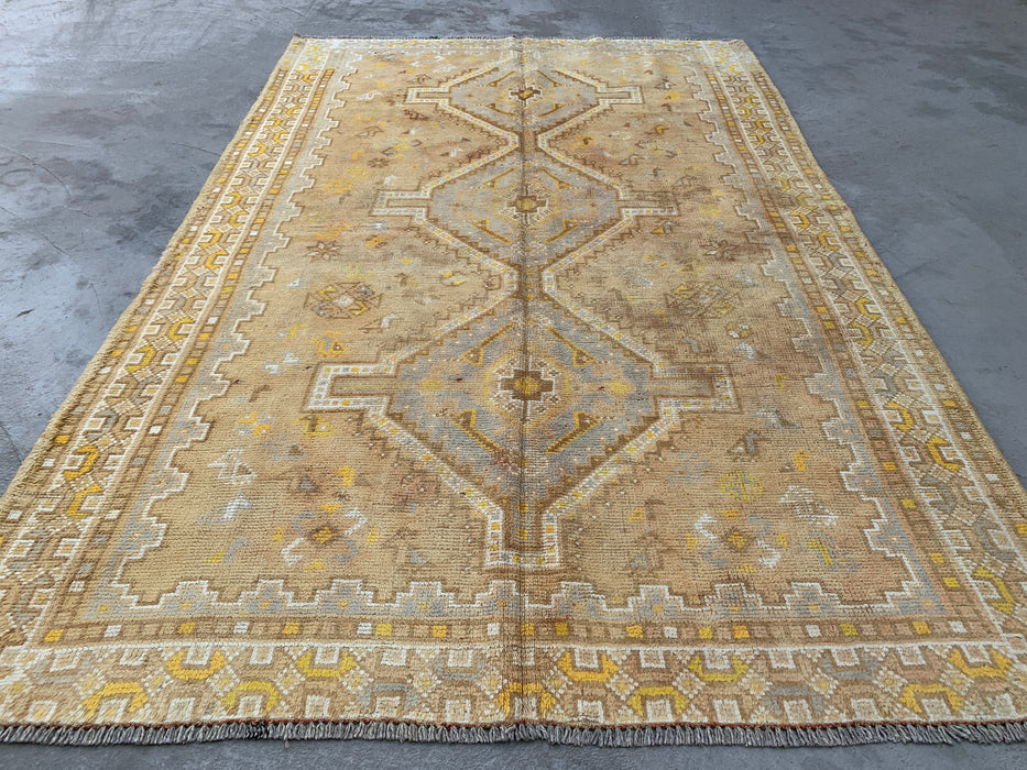 Handgeknoopt Perzisch wollen vloerkleed 239 x 155 cm, beige, ivoor & zachtgeel tribaal medaillon karpet - KBHM-1173
