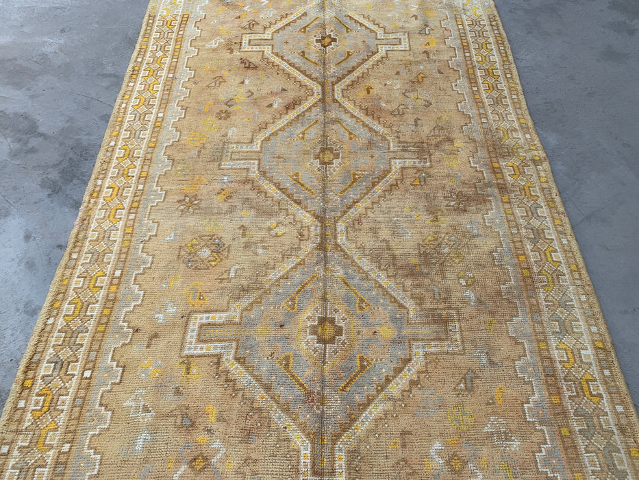 Handgeknoopt Perzisch wollen vloerkleed 239 x 155 cm, beige, ivoor & zachtgeel tribaal medaillon karpet - KBHM-1173