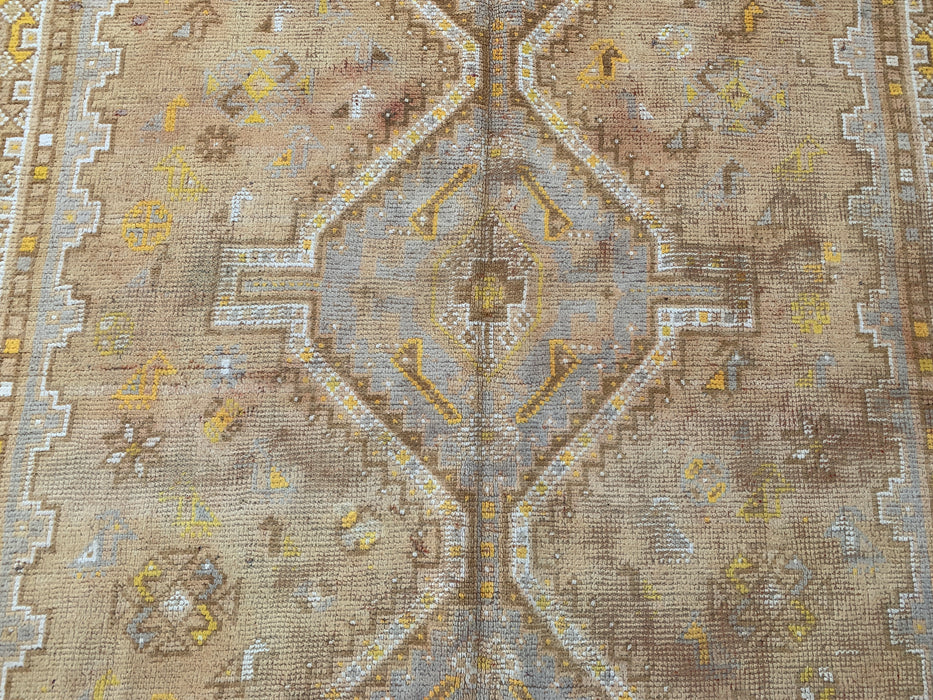 Handgeknoopt Perzisch wollen vloerkleed 239 x 155 cm, beige, ivoor & zachtgeel tribaal medaillon karpet - KBHM-1173