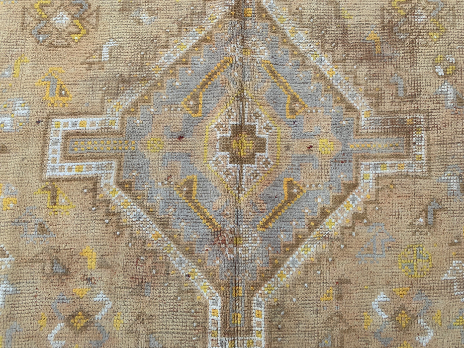 Handgeknoopt Perzisch wollen vloerkleed 239 x 155 cm, beige, ivoor & zachtgeel tribaal medaillon karpet - KBHM-1173