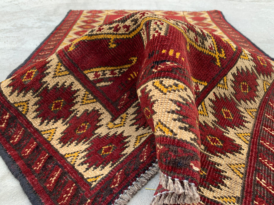 KBHM-1190 Handgeknoopt Perzisch wollen tapijt – 104 x 66 cm Rood, ivoor & zwart tribaal accentkleed