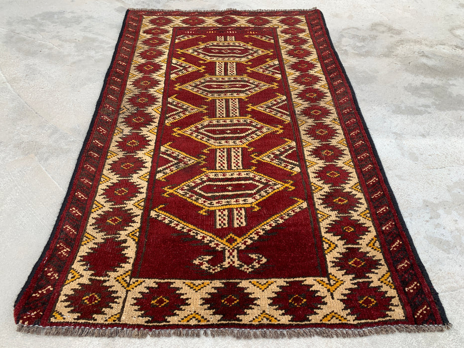 KBHM-1190 Handgeknoopt Perzisch wollen tapijt – 104 x 66 cm Rood, ivoor & zwart tribaal accentkleed