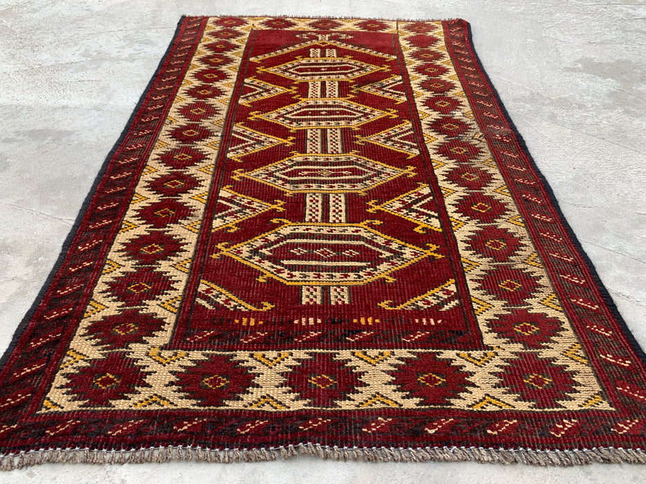 KBHM-1190 Handgeknoopt Perzisch wollen tapijt – 104 x 66 cm Rood, ivoor & zwart tribaal accentkleed
