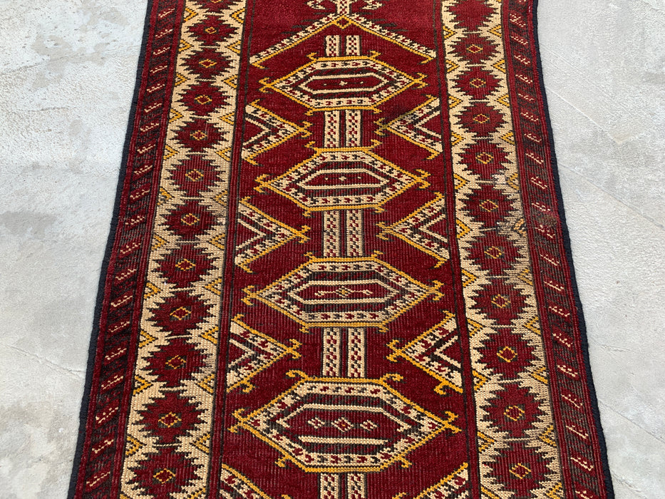 KBHM-1190 Handgeknoopt Perzisch wollen tapijt – 104 x 66 cm Rood, ivoor & zwart tribaal accentkleed