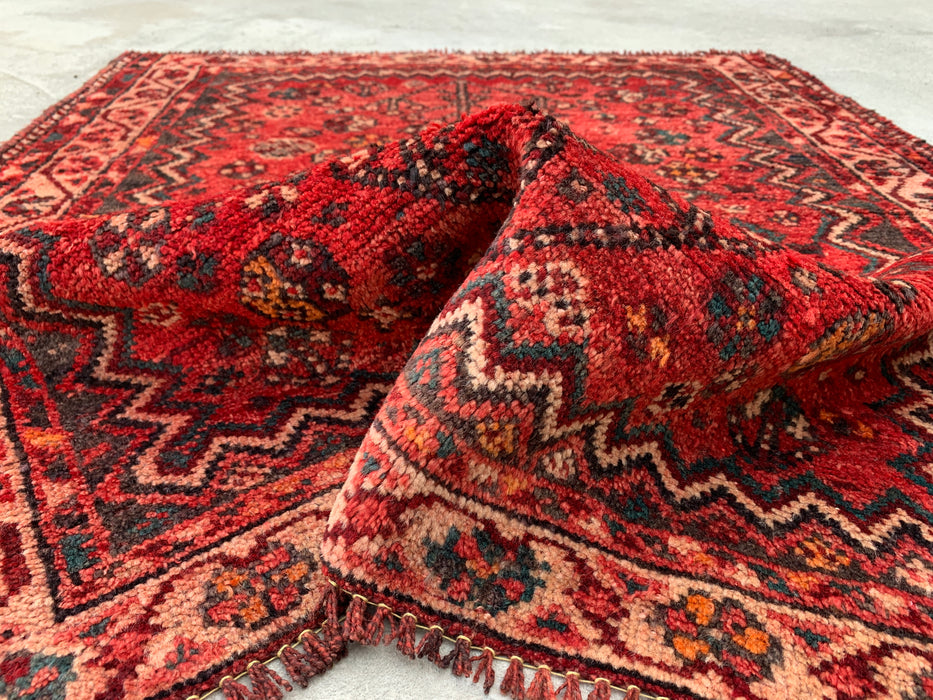 KBHM-1195 Handgeknoopt Perzisch wollen tapijt – 112 cm x 94 cm Rood, ivoor & marineblauw tribaal accentkleed