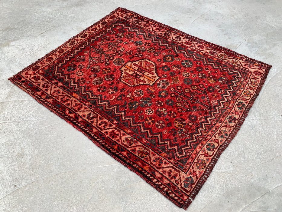 KBHM-1195 Handgeknoopt Perzisch wollen tapijt – 112 cm x 94 cm Rood, ivoor & marineblauw tribaal accentkleed