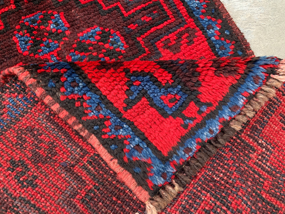 KBHM-1197 Handgeknoopt Perzisch wollen loper-kleed – 132 cm x 51 cm Rood, marineblauw & zwart tribaal accentkleed