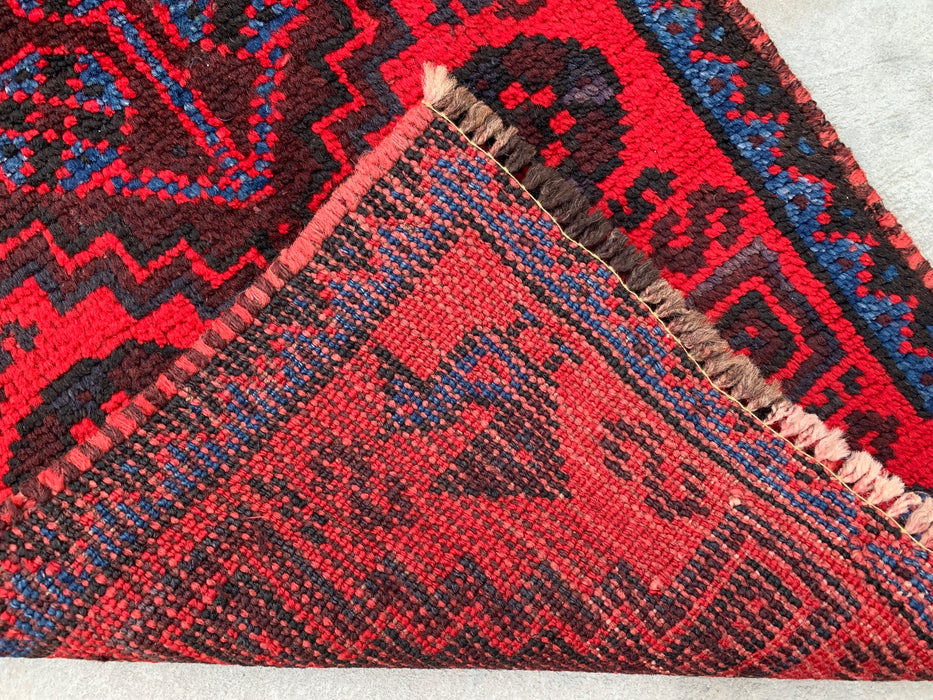KBHM-1197 Handgeknoopt Perzisch wollen loper-kleed – 132 cm x 51 cm Rood, marineblauw & zwart tribaal accentkleed
