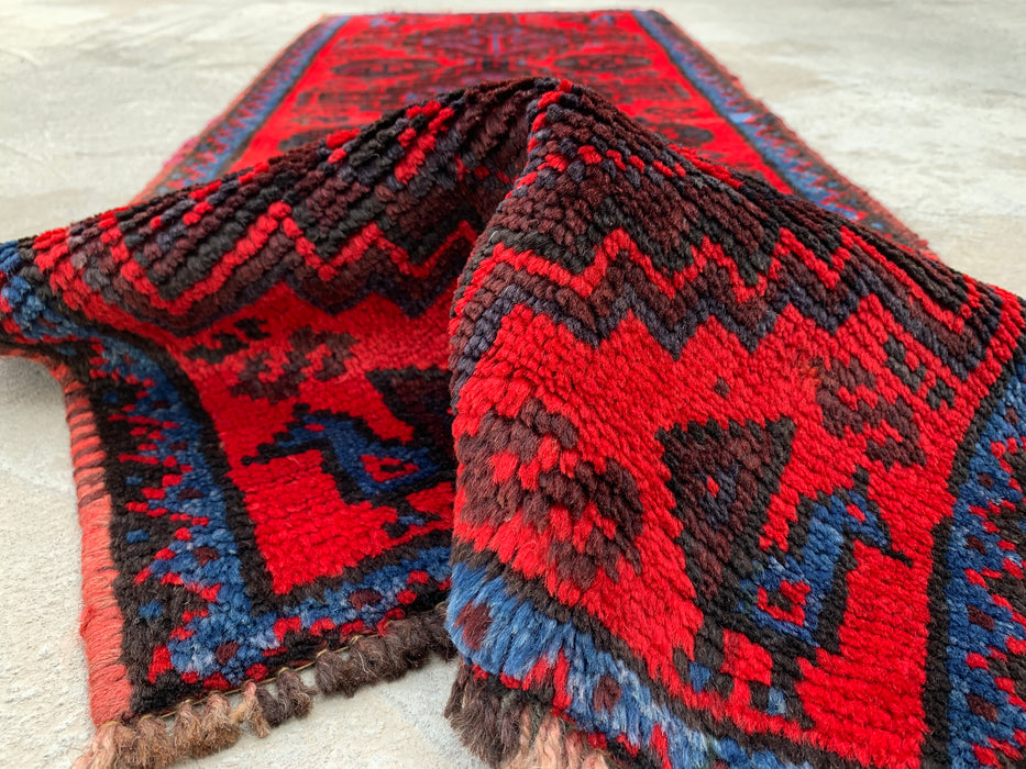 KBHM-1197 Handgeknoopt Perzisch wollen loper-kleed – 132 cm x 51 cm Rood, marineblauw & zwart tribaal accentkleed