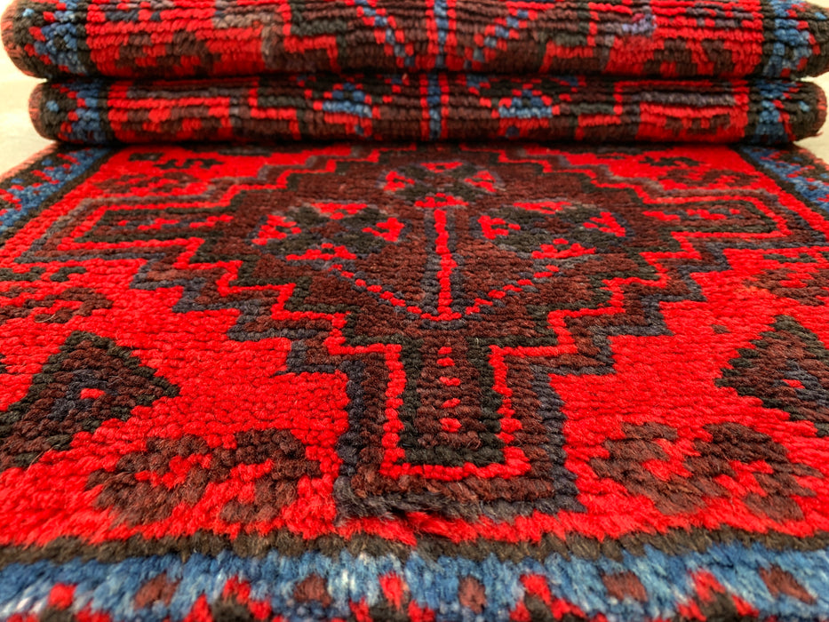 KBHM-1197 Handgeknoopt Perzisch wollen loper-kleed – 132 cm x 51 cm Rood, marineblauw & zwart tribaal accentkleed