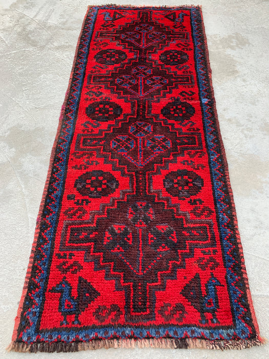 KBHM-1197 Handgeknoopt Perzisch wollen loper-kleed – 132 cm x 51 cm Rood, marineblauw & zwart tribaal accentkleed