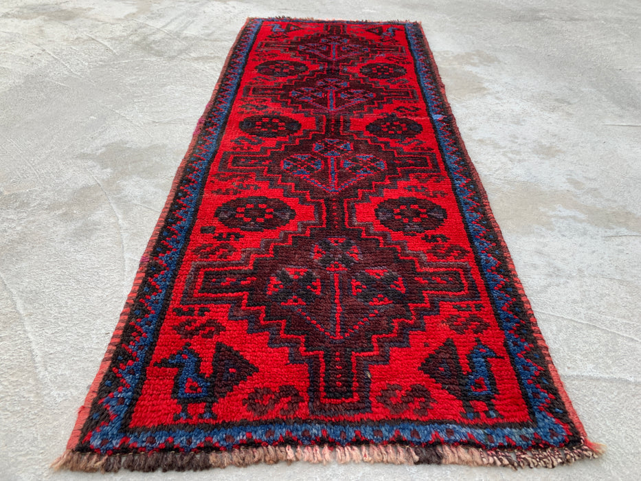 KBHM-1197 Handgeknoopt Perzisch wollen loper-kleed – 132 cm x 51 cm Rood, marineblauw & zwart tribaal accentkleed