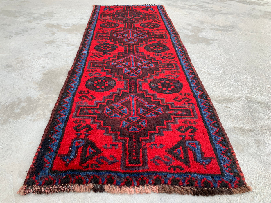 KBHM-1197 Handgeknoopt Perzisch wollen loper-kleed – 132 cm x 51 cm Rood, marineblauw & zwart tribaal accentkleed
