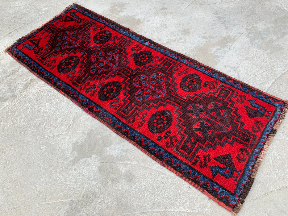 KBHM-1197 Handgeknoopt Perzisch wollen loper-kleed – 132 cm x 51 cm Rood, marineblauw & zwart tribaal accentkleed