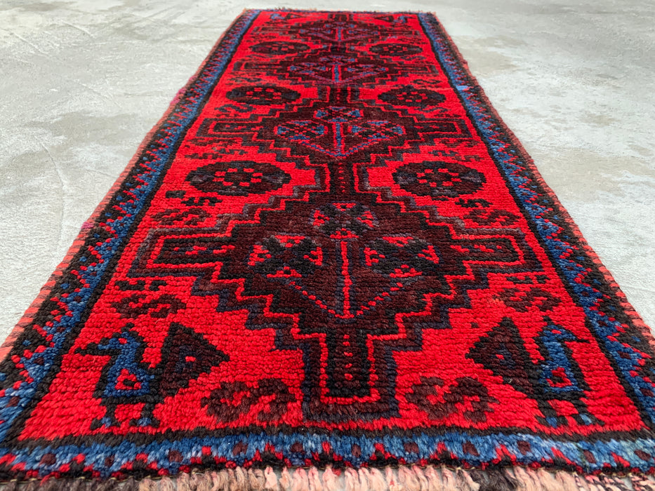 KBHM-1197 Handgeknoopt Perzisch wollen loper-kleed – 132 cm x 51 cm Rood, marineblauw & zwart tribaal accentkleed