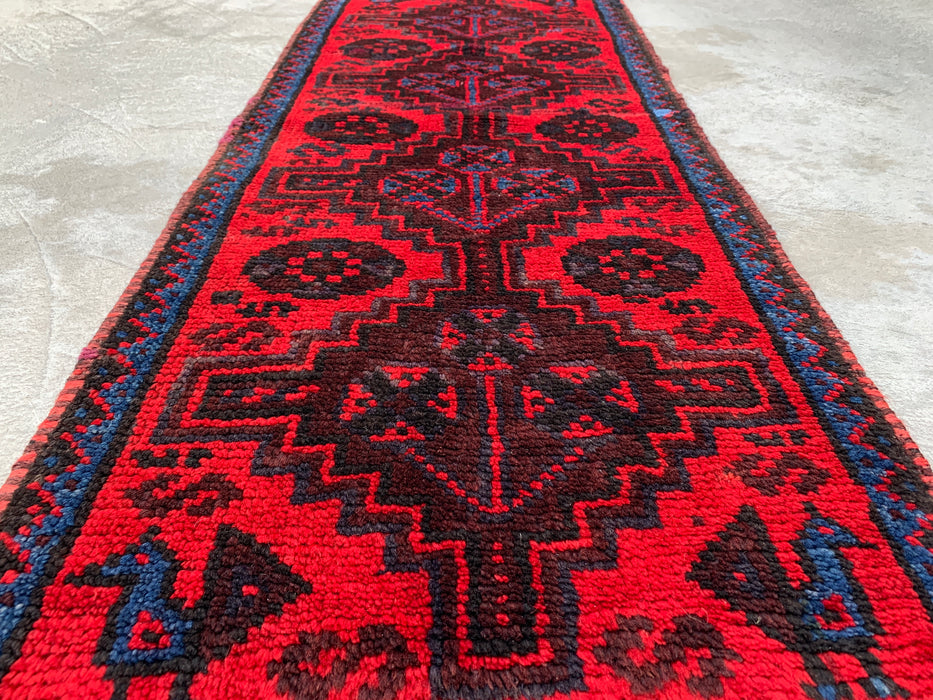 KBHM-1197 Handgeknoopt Perzisch wollen loper-kleed – 132 cm x 51 cm Rood, marineblauw & zwart tribaal accentkleed