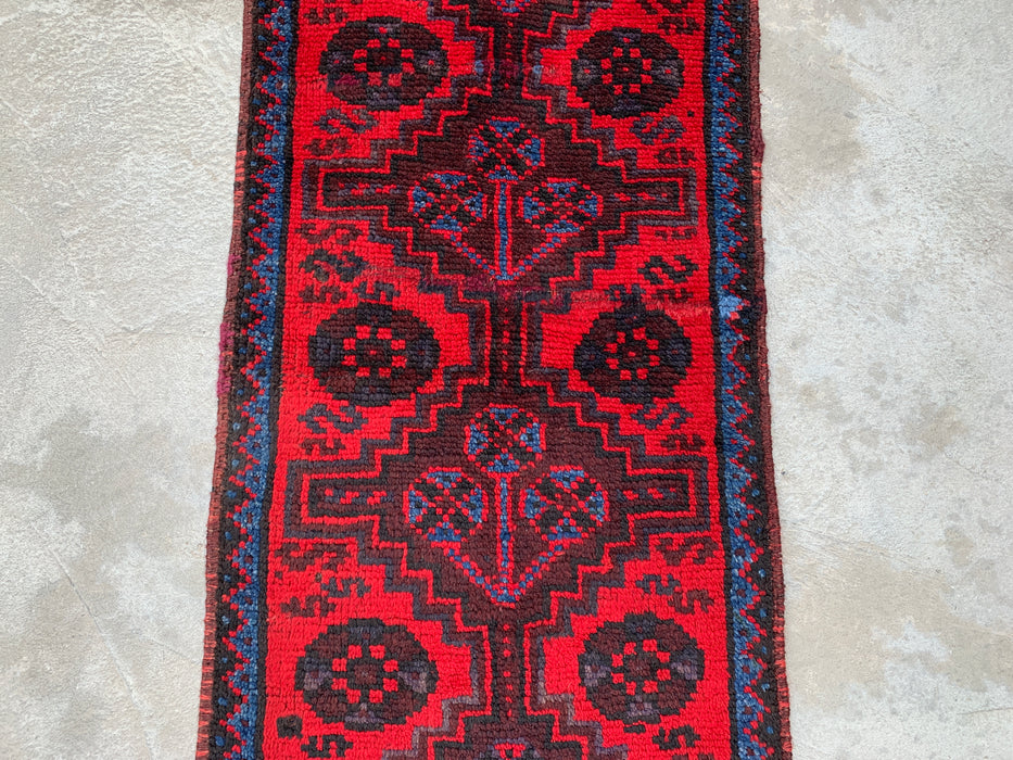 KBHM-1197 Handgeknoopt Perzisch wollen loper-kleed – 132 cm x 51 cm Rood, marineblauw & zwart tribaal accentkleed