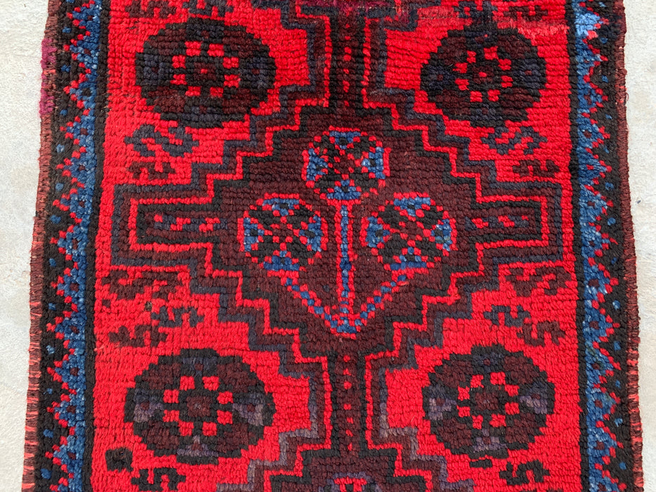 KBHM-1197 Handgeknoopt Perzisch wollen loper-kleed – 132 cm x 51 cm Rood, marineblauw & zwart tribaal accentkleed