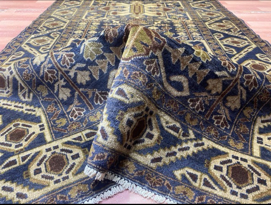 114 cm x 203 cm Handgeknoopt tribaal wollen vloerkleed – marineblauw & beige geometrisch patroon