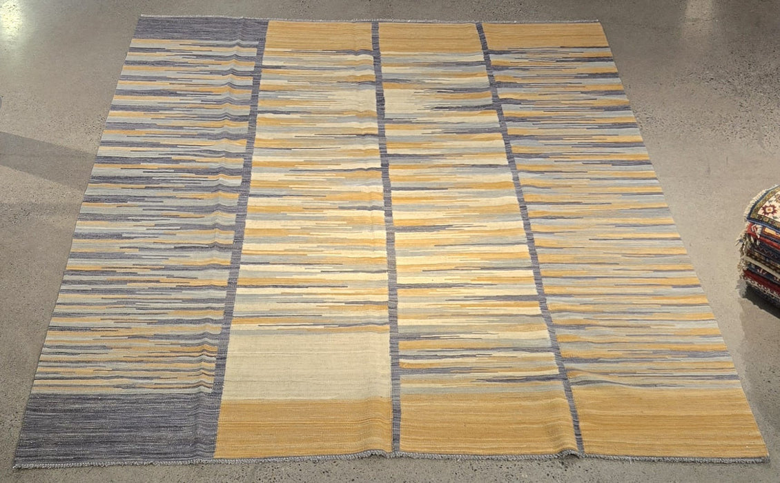 Handgeweven wollen Kilim-vloerkleed – Grijs / Goud gestreept paneel – 246 x 310 cm