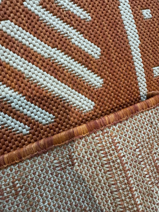 Terracotta tribaal gestreept binnen/buiten polyester vloerkleed – 244 x 335 cm