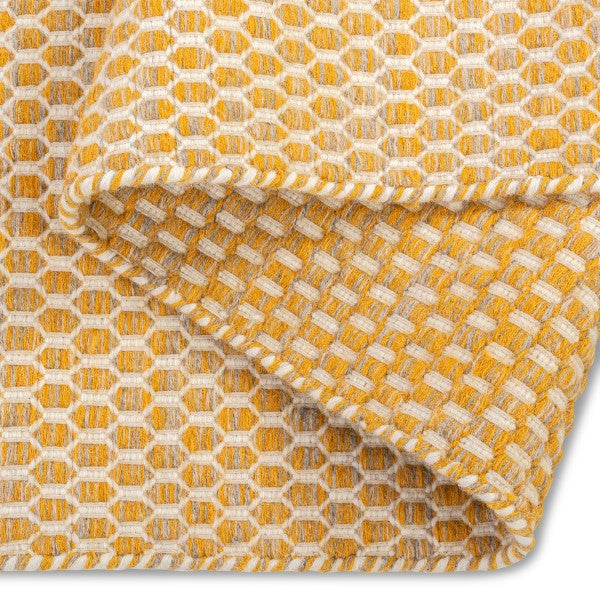 Omkeerbaar, handgeweven wollen kleed – Amber & Naturel patroon (0,6 cm poolhoogte)