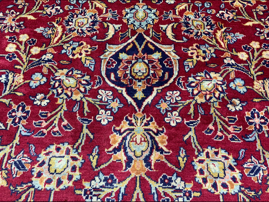 9'6" × 13'10" Handgeknoopt Perzisch wollen tapijt – Rood veld met marineblauwe & ivoorkleurige bloemenrand