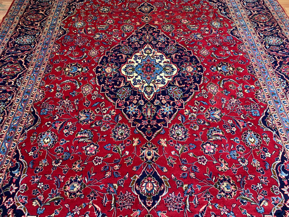 9’6” × 13’11” Handgeknoopt wollen Perzisch tapijt – Rood met marineblauwe rand en centraal medaillon
