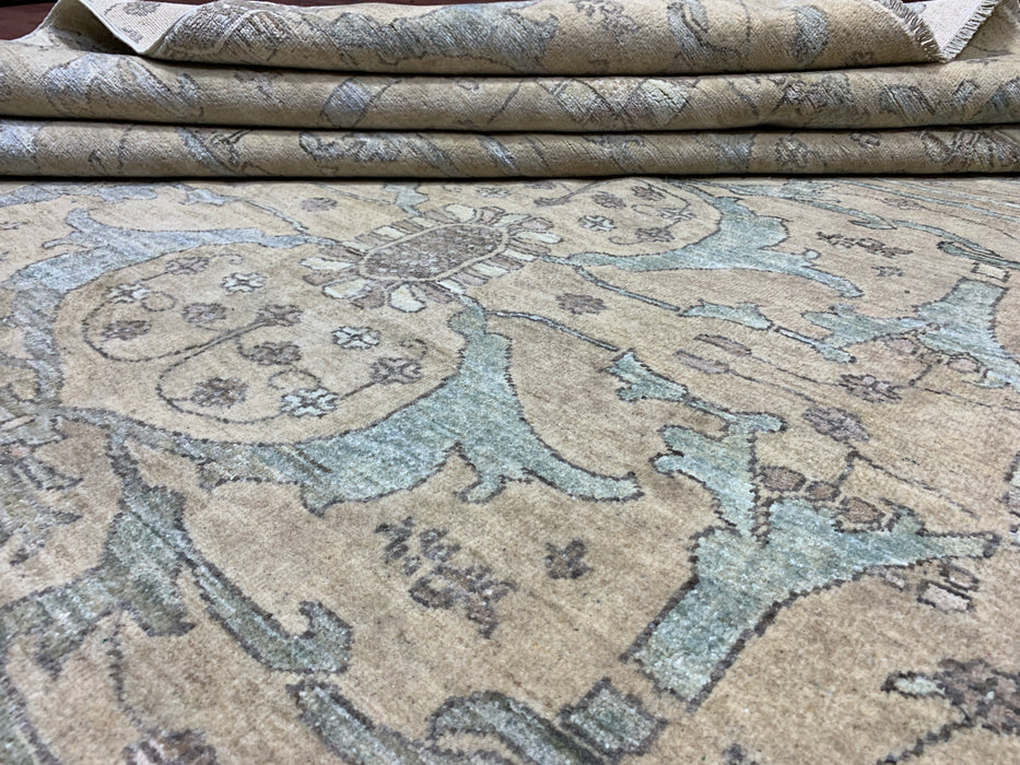 244 cm x 297 cm handgeknoopt Chobi wollen tapijt – Subtiele beige & zachtblauwe elegantie