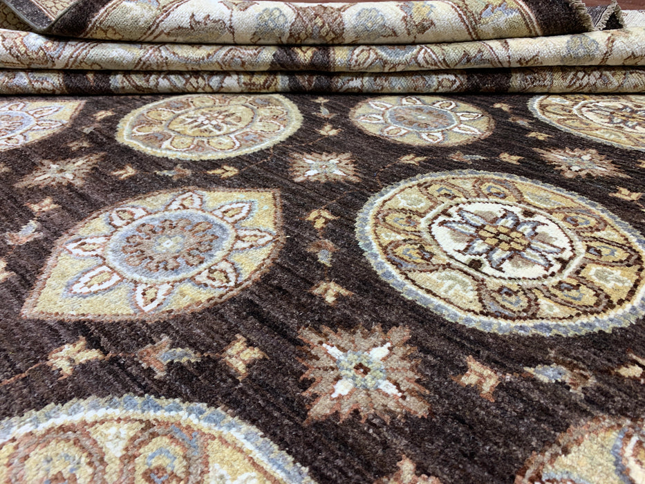 274 cm x 427 cm Handgeknoopt Chobi wollen tapijt – Chocolade & Ivoor medaillonontwerp