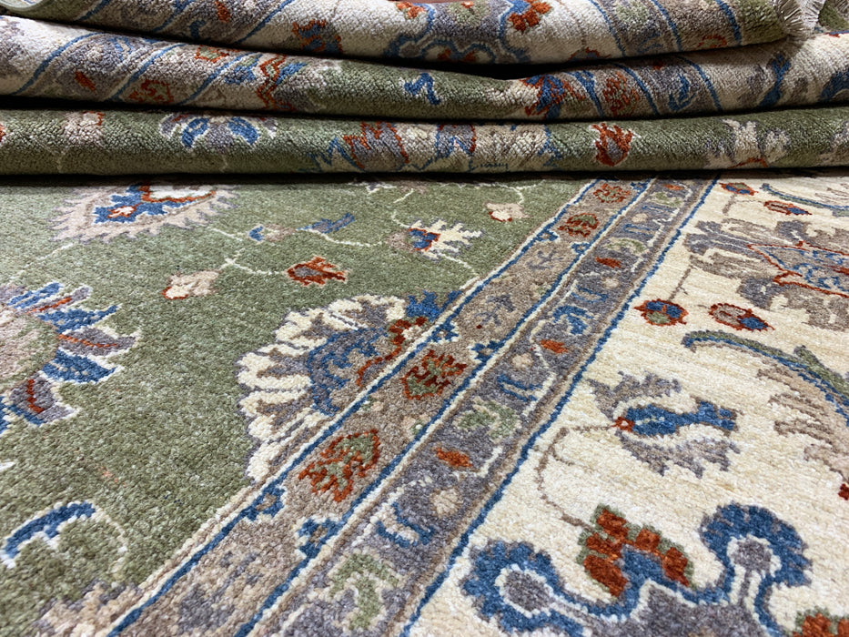 6'5" × 9'5" Handgeknoopt Chobi wollen tapijt – Groen veld & ivoorkleurige rand