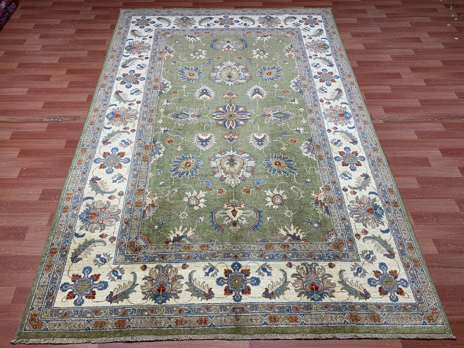 6'5" × 9'5" Handgeknoopt Chobi wollen tapijt – Groen veld & ivoorkleurige rand