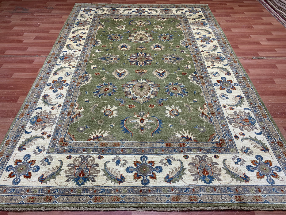 6'5" × 9'5" Handgeknoopt Chobi wollen tapijt – Groen veld & ivoorkleurige rand