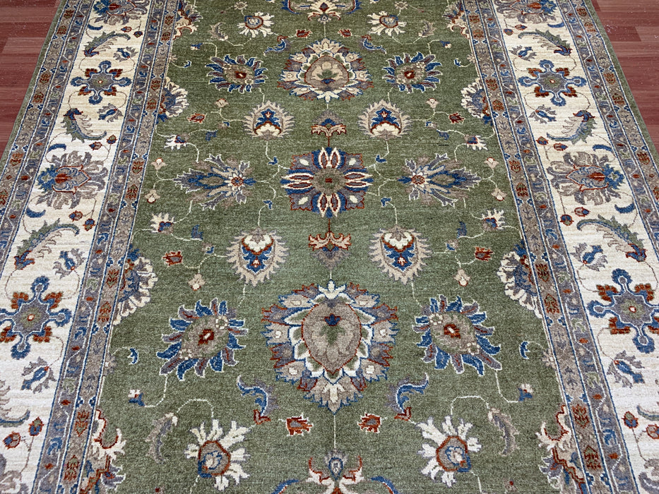 6'5" × 9'5" Handgeknoopt Chobi wollen tapijt – Groen veld & ivoorkleurige rand
