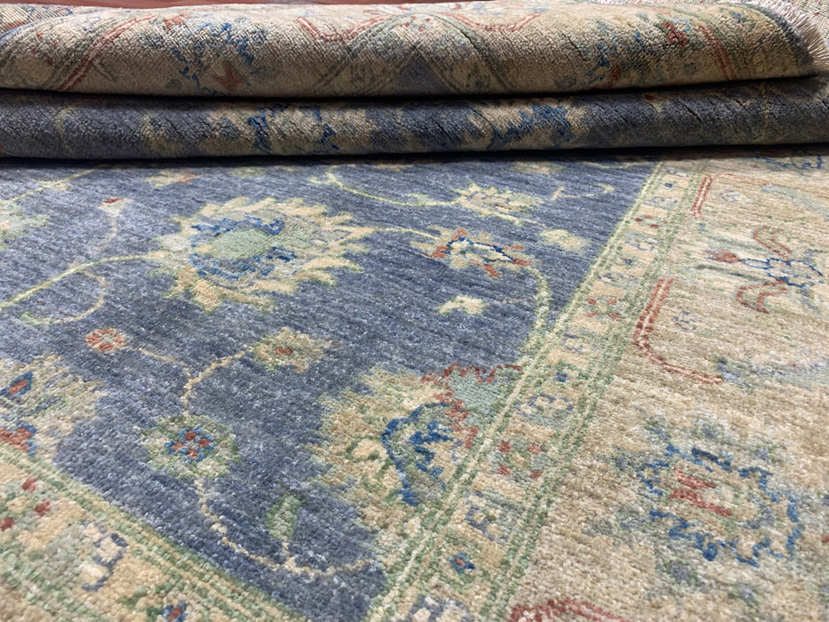 157 cm × 200 cm handgeknoopt Ziegler wollen tapijt – leiblauw met beige bloemenrand