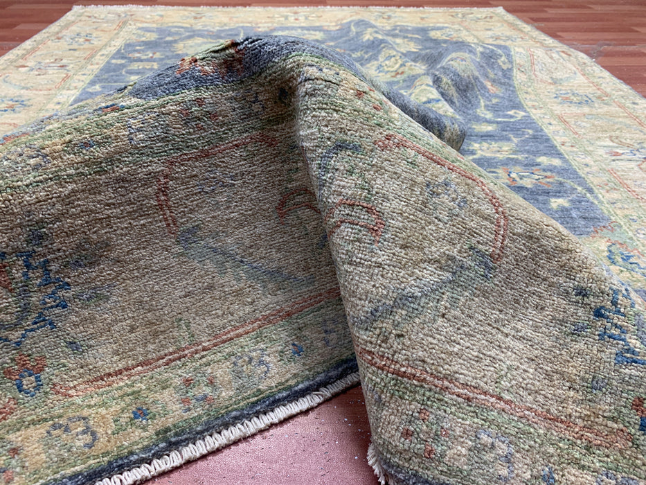 157 cm × 200 cm handgeknoopt Ziegler wollen tapijt – leiblauw met beige bloemenrand